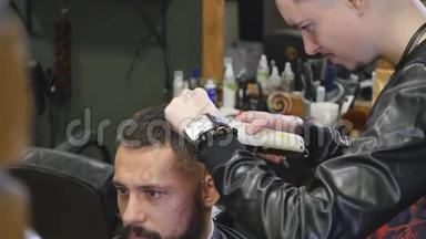 理发师理发店。 男式理发师；理发师。 理发师剪客户端机器理发。